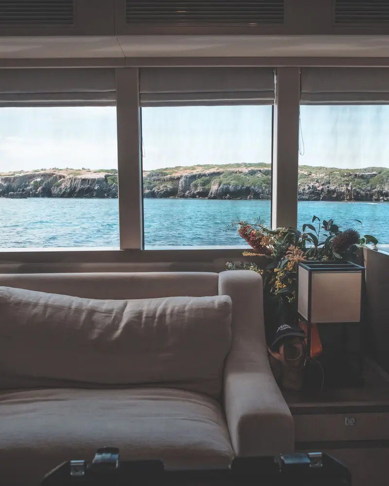 Salón interior de un yate con vistas al mar