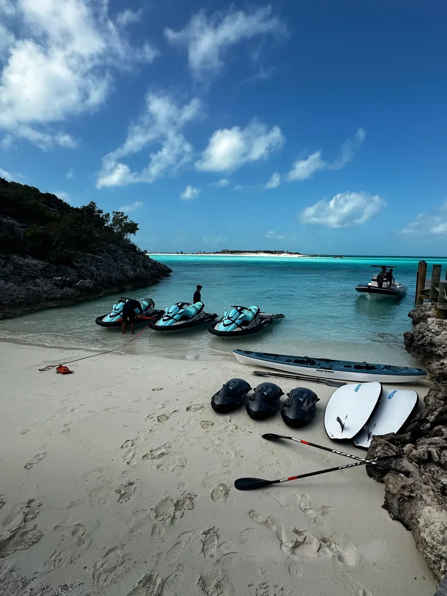 Motos de agua y material náutico en una playa del Caribe