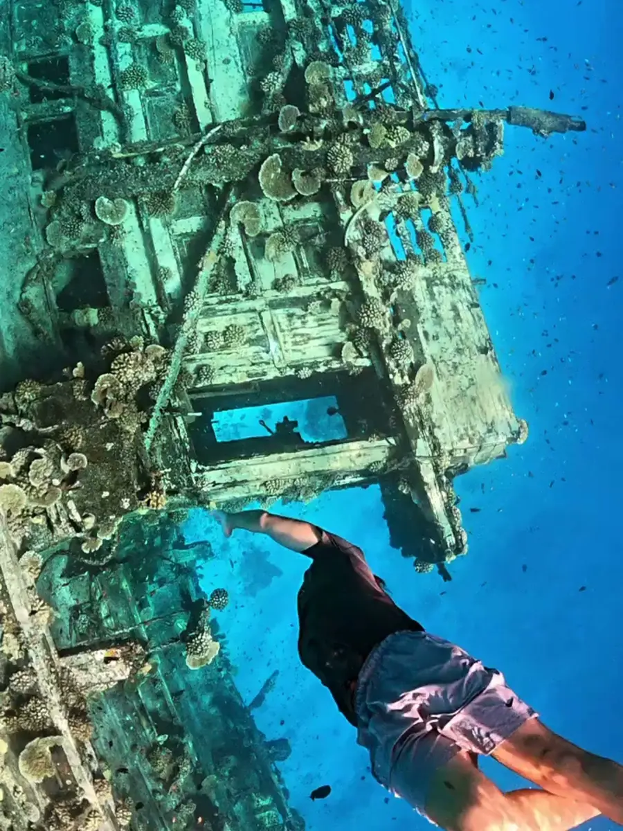 Buceo en un pecio durante un día libre