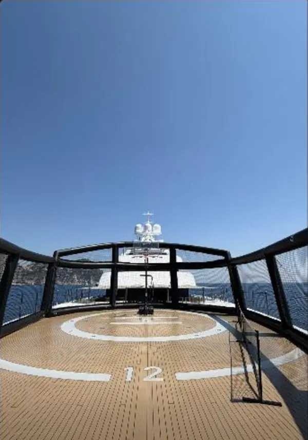 Helipuerto de proa de un megayate