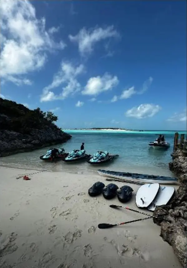 Motos de agua en una playa del Caribe