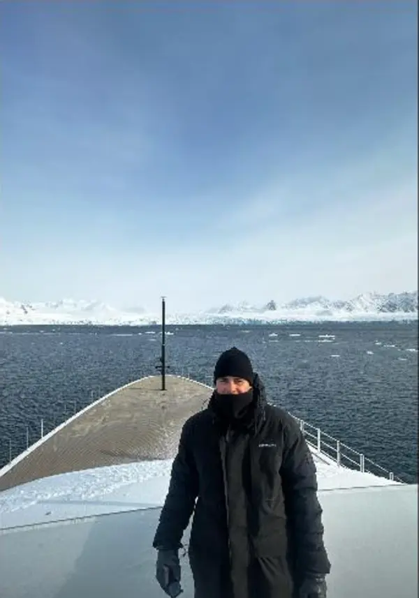 Tripulante en cubierta rodeado de nieve
